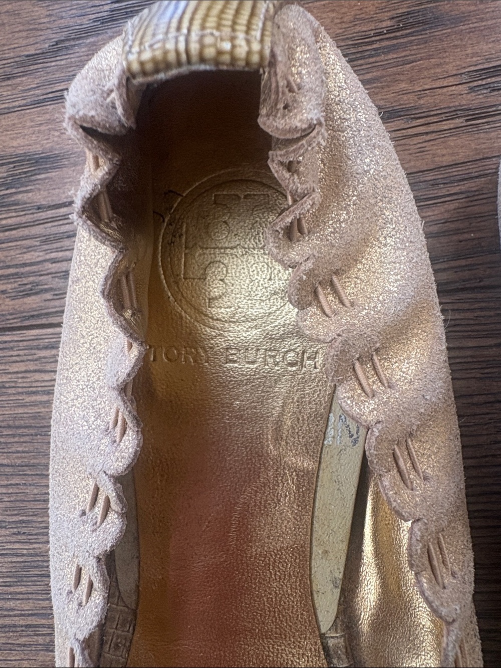 Tory Burch Metallic Gold Scalloped Ballet Flats with Logo Cap Toe - Picture 2 of 6